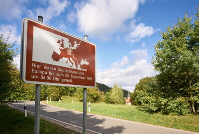 Touristisches Hinweisschild an der ehemaligen innerdeutschen Grenze, dem heutigen Grünen Band