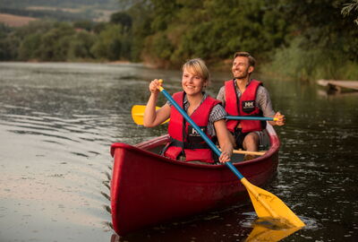 Paar mit Kanu unterwegs auf der Werra