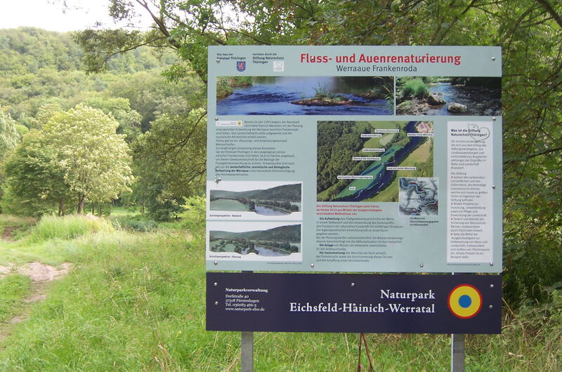 Die Infotafel im Projektgebiet klärt über die Renaturierung auf.