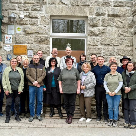 Die Mitglieder des Fördervereins stehen für ein Gruppenbild zusammen.