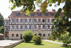 Blick auf das Schloss in Bischofroda mit markanter Fachwerkfassade