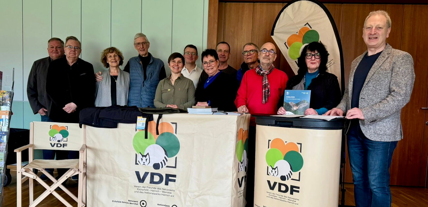 Gruppenfoto der Vereinsmitglieder im Rahmen der Mitgliederversammlung – im Mittelpunkt stehen die neu angeschafften Materialien für die Öffentlichkeitsarbeit.