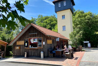Imbiss "Wander-Rast" vor dem Wasserturm im Naturparkzentrum Fürstenhagen