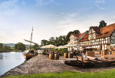Historischer Hafen "Schlagd" mit Biergarten, Fachwerkhaus und altem Segelboot in Wanfried