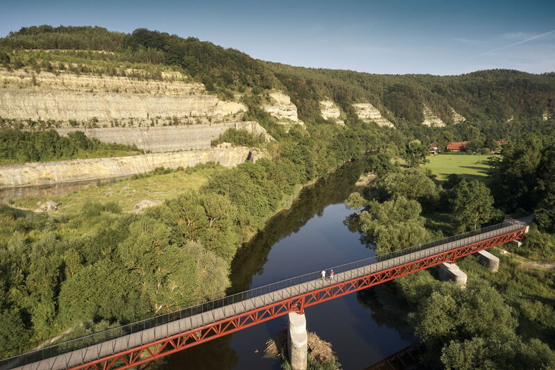 Blick auf die Werra mit Radweg-Brücke und den Felsen der Nordmannsteine im Hintergrund