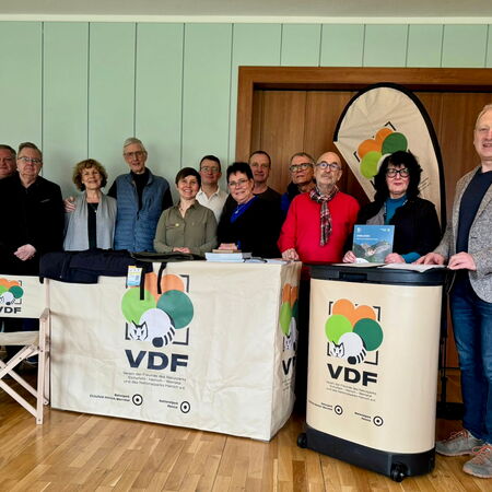 Gruppenfoto der Vereinsmitglieder im Rahmen der Mitgliederversammlung – im Mittelpunkt stehen die neu angeschafften Materialien für die Öffentlichkeitsarbeit.