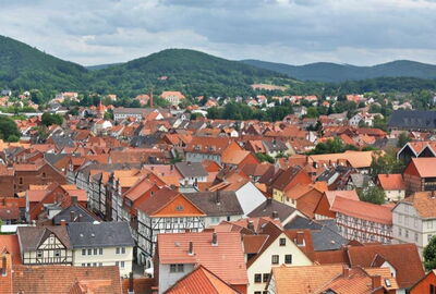 Altstadt von Eschwege vom Nikolaiturm, im Hintergrund die Leuchtberge