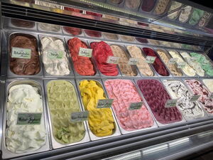 Zu sehen ist die Eistheke mit den verschiedenen Sorten