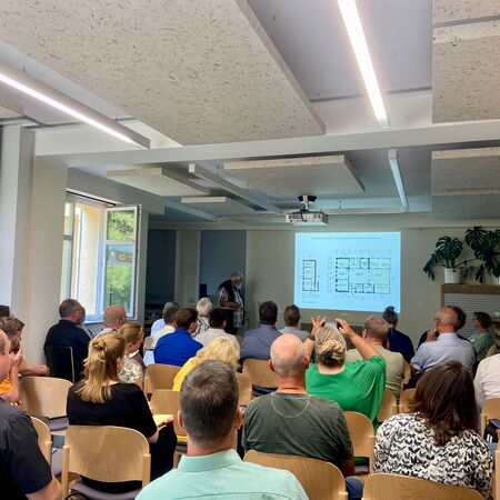 Architekt Wolfgang Riesner vom Bundesvorstand der IgBauernhaus erläutert Details der energetischen Sanierung.