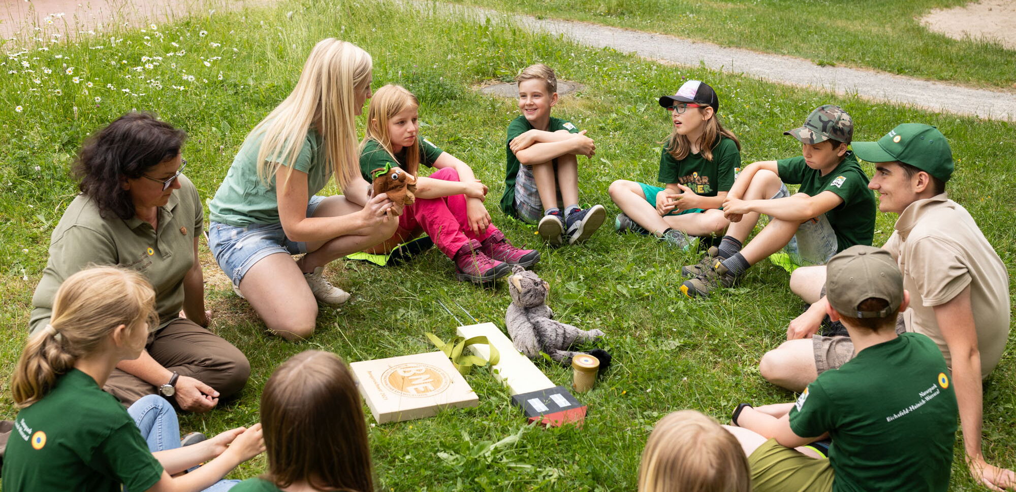 Rangerinnen vom Naturpark Eichsfeld Hainich Werratal mit einer Kindergruppe der Junior Ranger