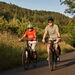 2 Radfahrer auf dem Werratalradweg bei Falken