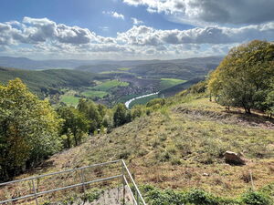 Schöner Ausblick in die Landschaft mit Werratal und dem Ort Lindewerra