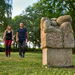 Wander-Paar im Skulpturenpark in Behringen