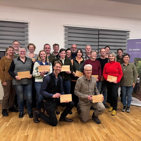 Rund zwanzig Erwachsene haben sich für ein Gruppenbild aufgestellt.