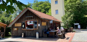 Imbiss "Wander-Rast" vor dem Wasserturm im Naturparkzentrum Fürstenhagen