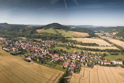 Blick auf Geismar mit Hülfensberg im Hintergrund