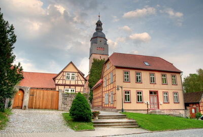 Gemeindehaus vor der St. Johannes Kirche in Niederdorla