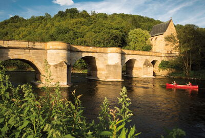 Alte Werrabrücke bei Creuzburg mit Kanu auf der Werra