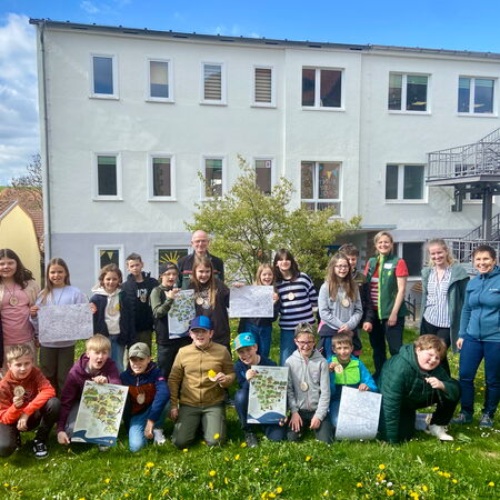 Die Viertklässler der Grundschule Berka halten die drei Kinderkarten und das Ausmalbild in ihren Händen. Vorab erlebten Sie eine bewegungs- und lehrreiche Unterrichtsstunde zum Thema Natur.
