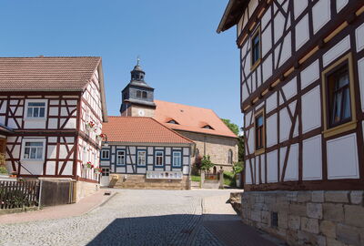 Fachwerkhäuser mit Kirche und ehemaligem Rathaus in Ifta
