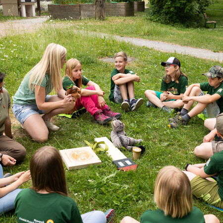 Rangerinnen vom Naturpark Eichsfeld Hainich Werratal mit einer Kindergruppe der Junior Ranger