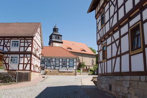 Fachwerkhäuser mit Kirche und ehemaligem Rathaus in Ifta