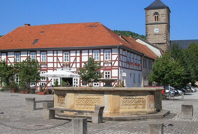 Am Plan Creuzburg: Marktbrunnen, "Alte Posthalterei", Nikolaikirche