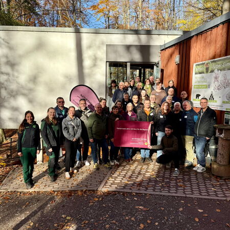 Gruppenfoto der Naturpark-Partner im Bärenpark Worbis