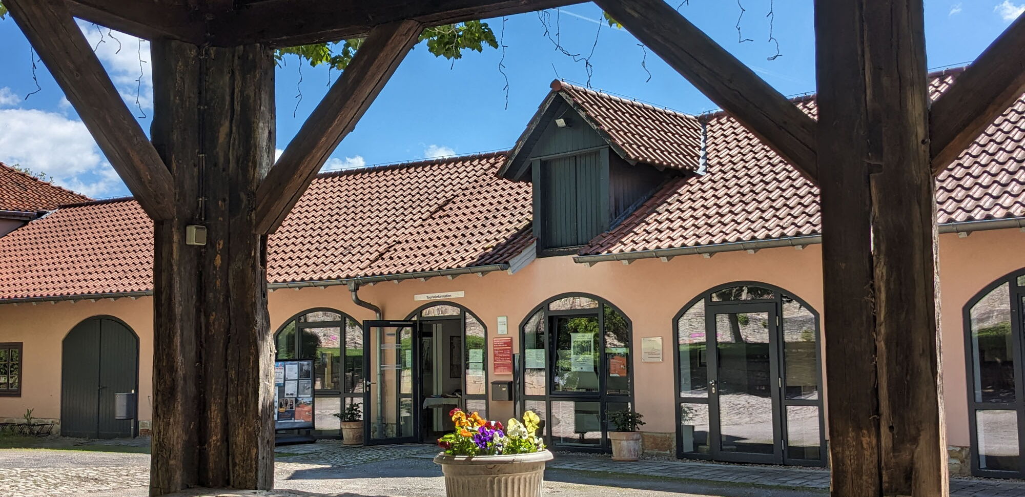 Blick über den Burgbrunnen zur Tourist-Information Creuzburg