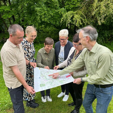 Die neue Entdecker-Karte in der Hand: Stefan Sander (VDF-Vorstand), Martina Adler (hs match), Ute Morgenthal (HVE), Dr. Marion Frant (Landrätin des Eichsfeldes), Claudia Wilhelm und Uwe Müller (beide Naturparkverwaltung) (v.l.n.r.)