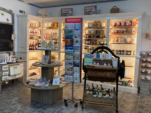 Blick in den Verkaufsraum des Hofladens "Der Blaue Schrank" in Falken.