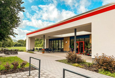 Moderne Außenansicht vom Hofladen St. Johannesstift in Ershausen