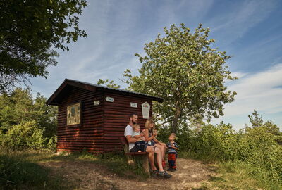 Familie vor der Schutzhütte auf dem Wisch Creuzburg