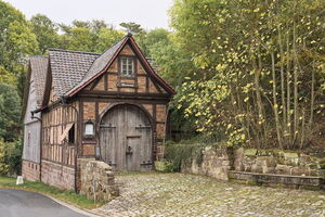 Historisches Fachwerkgebäude mit großem Tor