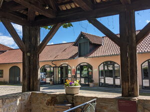Blick über den Burgbrunnen zur Tourist-Information Creuzburg