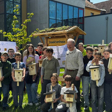 Die Schüler von Regelschule Mihla präsentieren die Aktion "Bunte Insel"