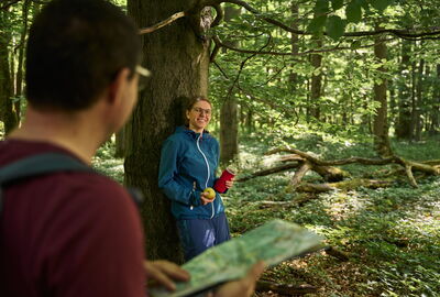 Wanderpaar unterwegs auf dem Hainichlandweg