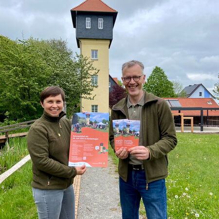 "Naturparkleiterin Claudia Wilhelm und Uwe Müller, Mitarbeiter Tourismus und Kommunikation, freuen sich auf zahlreiche Gäste beim diesjährigen Naturparkfest.