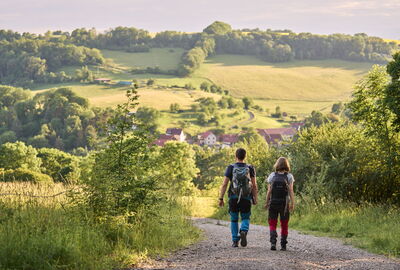 Wanderpaar unterwegs auf dem Hainichlandweg bei Nazza