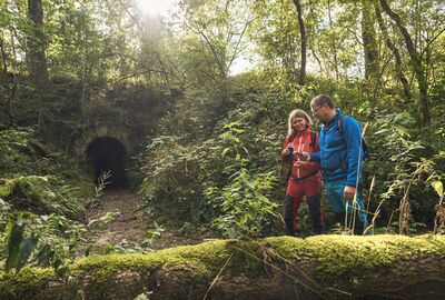 Zwei Wanderer in der Wolfschlucht bei Mihla