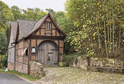 Historisches Fachwerkgebäude mit großem Tor