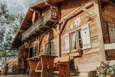 Außenansicht der Heimatalm mit Bank und Tisch in Katharinenberg