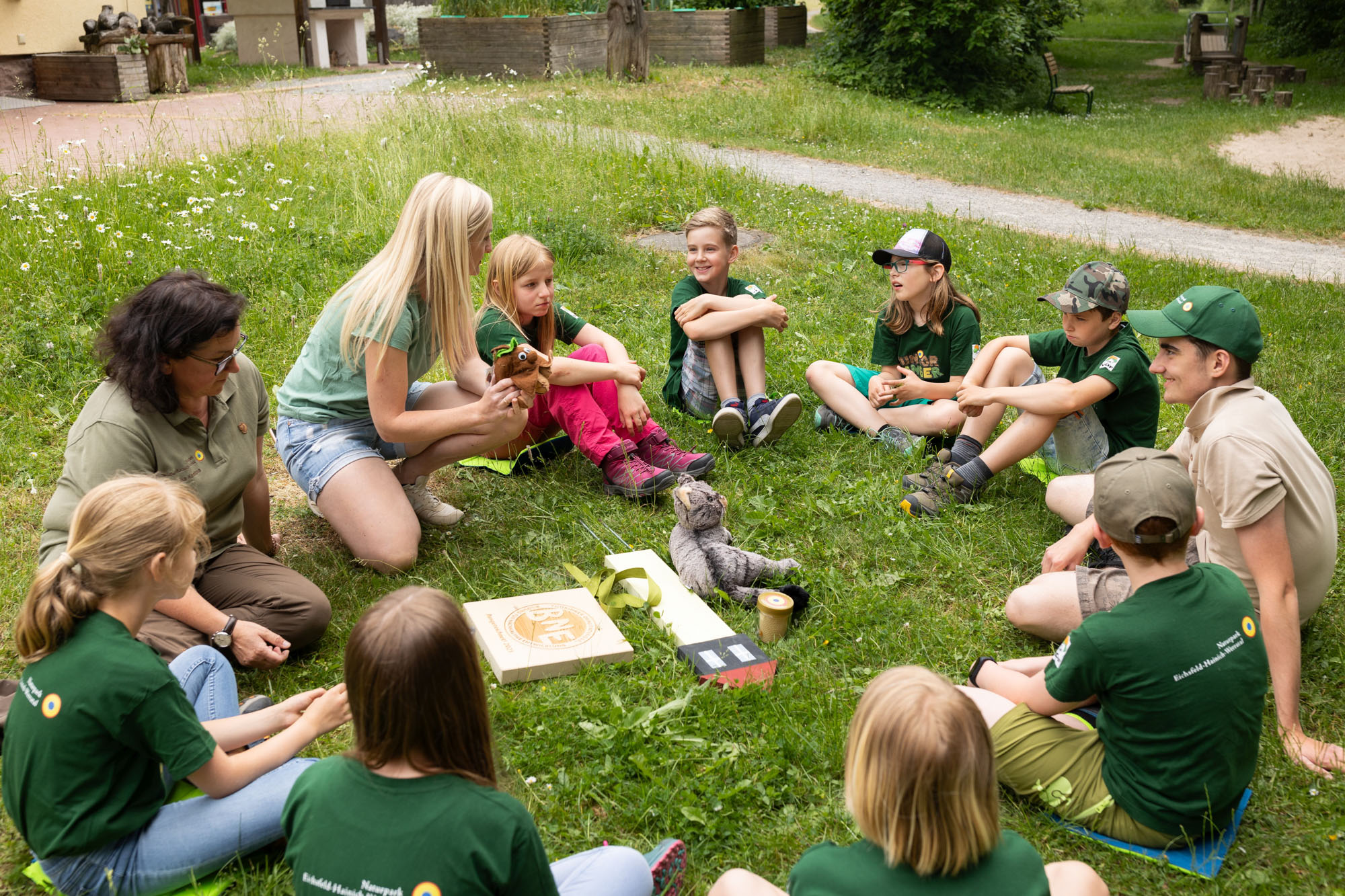 Rangerinnen vom Naturpark Eichsfeld Hainich Werratal mit einer Kindergruppe der Junior Ranger