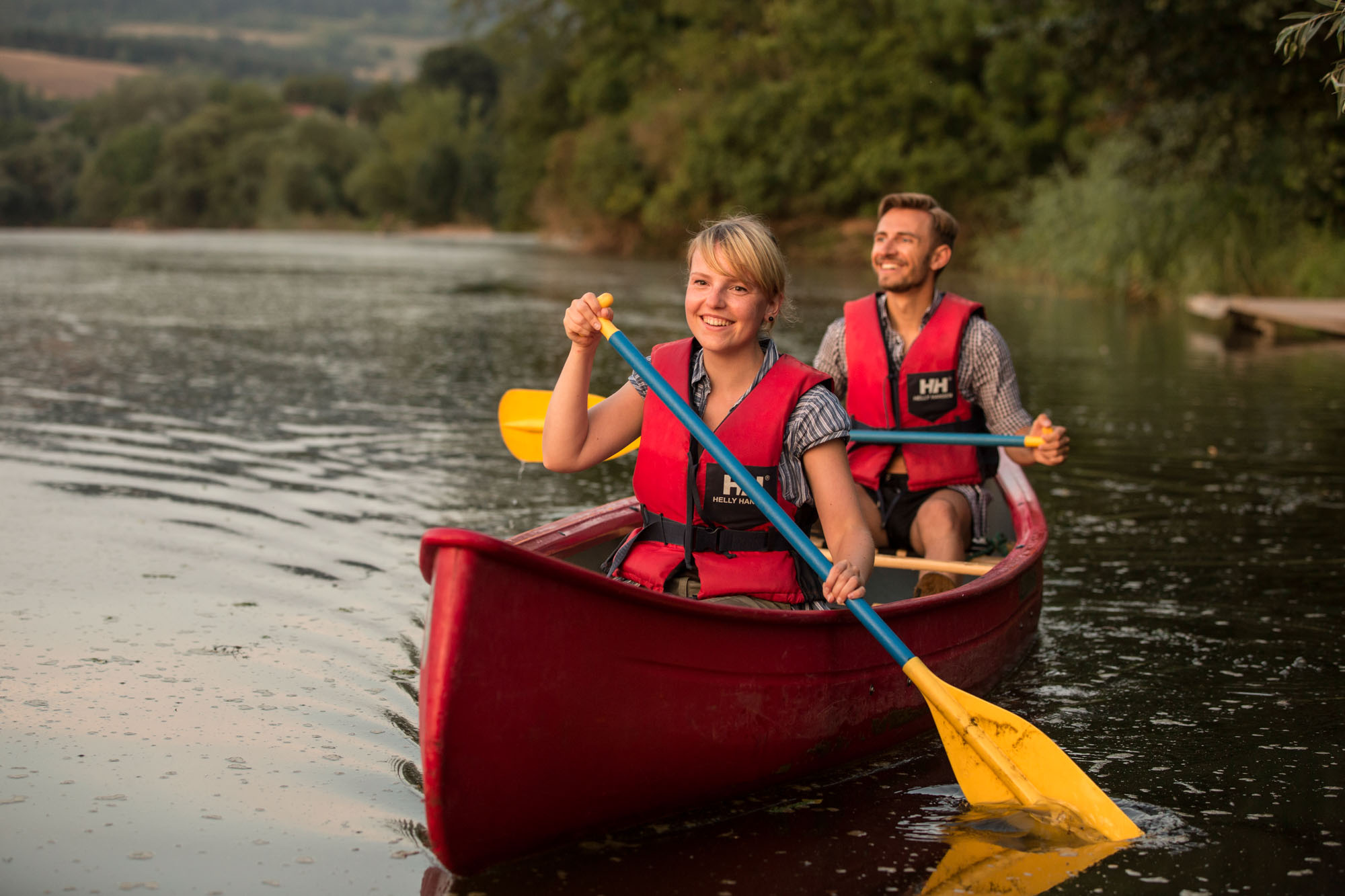 Paar mit Kanu unterwegs auf der Werra