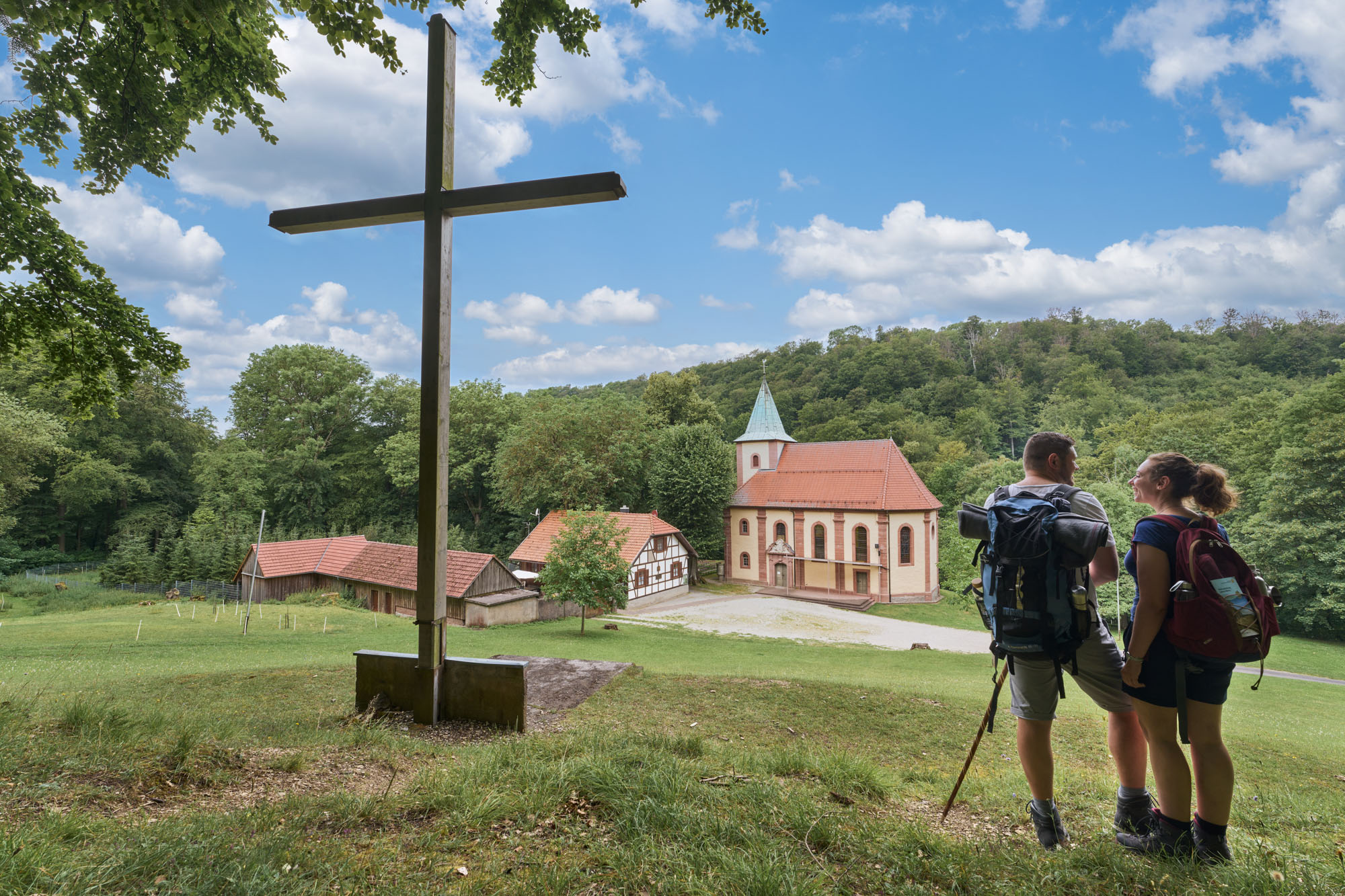 Wanderer beim Wallfahrtsort Klüschen Hagis im Westerwald